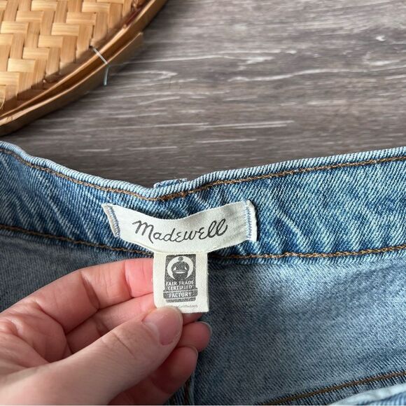 Madewell High-Rise Denim‎ Shorts in Cantrell Wash: TENCEL™ Lyocell Edition - Picture 7 of 10